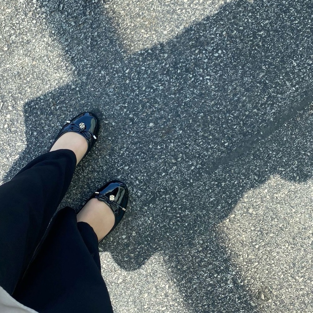 Vince Camuto Black Patent Leather Ballet Flats Shoes Round Toe Bow Charm Slip On